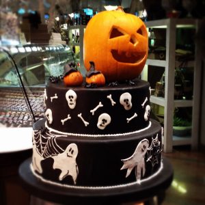 halloween_cake_with_a_jack-o-lantern